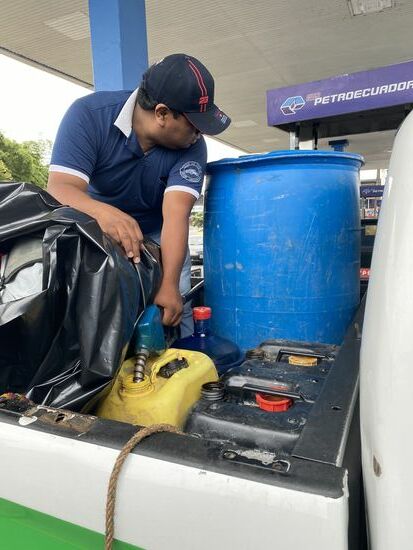 Der Fahrer betankt einige Kanister mit Diesel