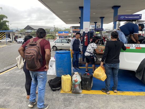 Dann gehts zur Tankstelle. Hier nehmen wir den Bootsmann Herrmann auf. Er wird das Boot steuern