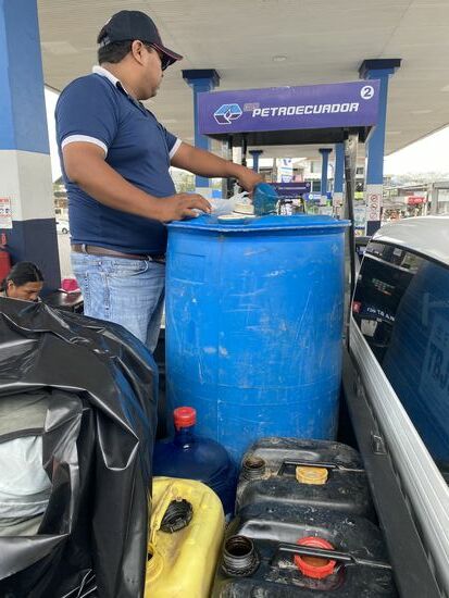 Auch das riesige Fass wird befüllt. Ich frage mich, wie man das später  vom Auto kriegt.