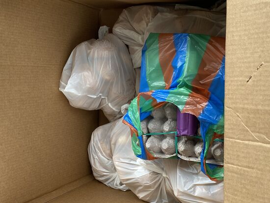 200! Brötchen!! Ich frage, was wir mit so viel Brötchen sollen? Außerdem habe ich gesehen, dass sie auch noch Toastbrot eingekauft haben—Wir besuchen einige Communities und die bekommen alle Brötchen geschenkt—das gibt es dort nämlich nicht!