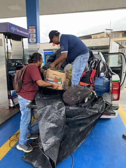 Alles wurde ausgepackt, um Platz für die Kannister und das große Faß zu schaffen und nun muß alles wieder auf die Ladefläche