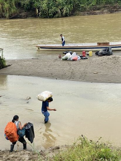 Unermüdlich schleppt William die schweren Sachen runter zum Boot. Nun Frage ich mich, wie wohl das Faß da runter kommt. Das kann wirklich keiner den Modderweg runterschleppen. Sie lachen und sagen: „warte ab!“