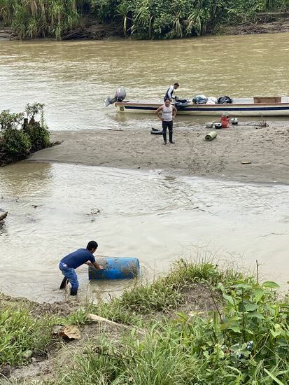 Da liegt es nun und William rollt es zum Boot—beim aufstellen merken sie, dass es einen Riss hat und etwas raussickert. Unterwegs hat es auf einem Stein etwas abbekommen. Es wird beratschlagt und dann saugen sie etwas in einen Kannister ab, legen es mit der gerissenen Stelle nach oben und schon gehts!
