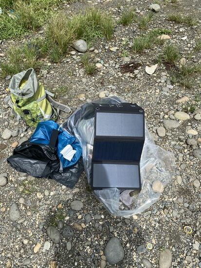 Wir packen unser Solarpanel aus und testen es das erste Mal. Hurra!! Es klappt!