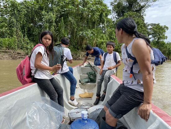 Wir nehmen noch einige Schulkinder mit, die sonst per Landweg einige Stunden unterwegs wären