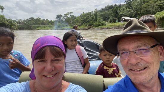 Sie freuen sich und kichern und lachen