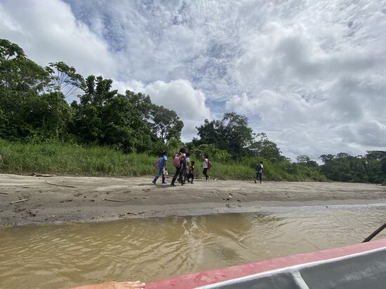 Hier setzten wir die Kinder ab und sie winken uns nochmal zum Abschied zu