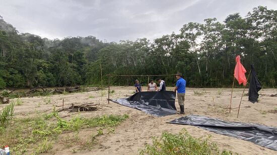 Der Strand wird gecheckt und nach brauchbarem Material für den Zeltbau abgesucht, Stöcker in den Boden gerammt und die dicken Planen untergelegt.