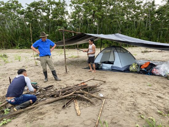 Ein Zelt steht schon und das Feuer wird angezündet. Delfin gräbt im Sand—ich denke, er sucht nach Würmern, weil sie angeln wollen. Herrmann und William fahren noch mal mit dem Boot los um frisches Wasser zu holen. Woher weiß ich nicht.