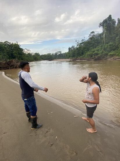 Herrmann und Delfin versuchen sich beim angeln, als Köder haben sie nur Brot. Das fällt natürlich leicht ab und erschwert die Sache