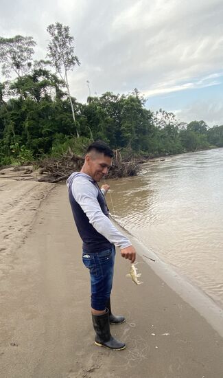 Es dauert nicht lange und sie haben einen Fisch gefangen.
„Trap“ nennen sie diese Fische—sie sehen aus wie Welse, haben so lange Barthaare