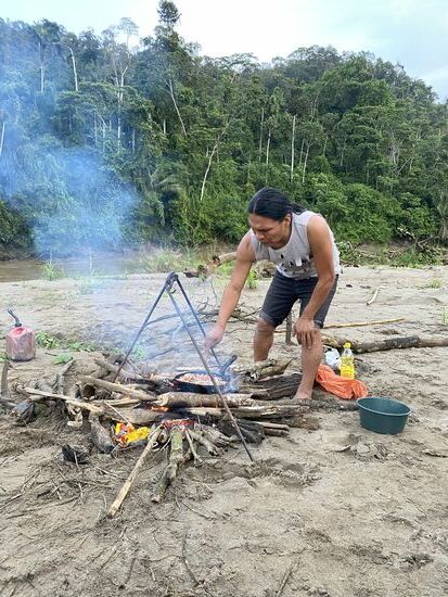Aber erstmal gibt es Spaghetti mit Thunfisch und Paprika—ich staune , wie man so auf offenem Feuer mit der Pfanne braten kann