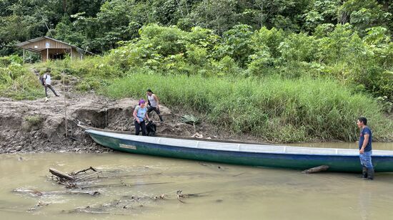 Um 13.30 Uhr kann es endlich losgehen! Auch auf dem Boot ist alles zigfach in Folie und in eine große Plane gehüllt