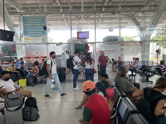 Pünktlich um 10.01 Uhr gehts los. Die 130km lange Fahrt kostet 13 Euro p.P. Und dauert 2,5 Stunden