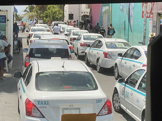 Wir fahren durch den Touristenort „Playa de la Carmen“