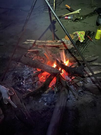 Das Feuer brennt bald und es gibt Tee