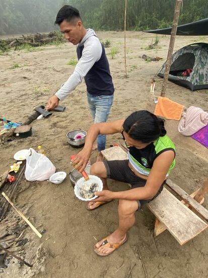 Dann gibt es noch Brötchen, die wir am Feuer rösten, mit Marmelade und den frischen Fisch—den wir aber dankend ablehnen. Die Jungs essen ihn mit Begeisterung, komplett mit Kopf. Delfin meint immer, das sei das Beste.