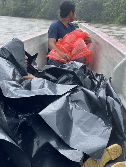 Immer wieder fängt es an zu regnen. Delfin wickelt sich dann in die Plane und wir ziehen unsere Capes an. Durch den Fahrtwind schlägt uns der Regen immer ins Gesicht und wir sind eigentlich nur nass
