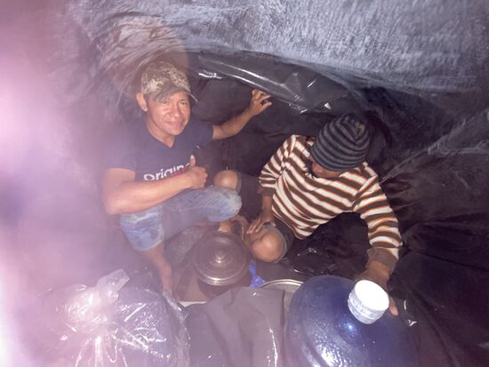 Irgendwann sind wir das ewige an- und ausziehen der Regencoats leid und krabbeln alle bei Regen unter die große Plane