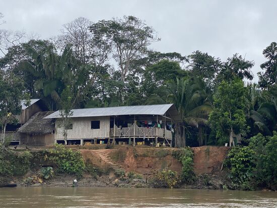 Ab und zu sieht man vereinzelte Häuser am Ufer