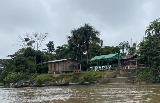 Um 11 Uhr sind wir an der Stelle wo sich die beiden Flüsse „Rio Currary“ und der „Pinano“ - auf dem wir bisher gefahren sind, treffen- der „Rio Currary“ ist deutlich größer