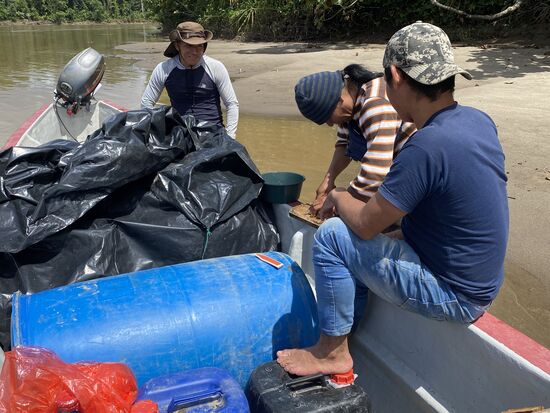 Kurze Mittagsrast—Delfin macht Sandwiches aus Thunfisch, Mayonnaise , Zwiebeln und Tomaten—sehr lecker!
Er steht dazu, dass er dauernd hungrig ist und täglich 5-6 Mahlzeiten braucht. Das können wir mit der -Zeit bestätigen