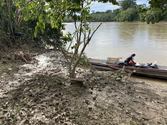 Hier erwarten uns viele Kinder und Matsch