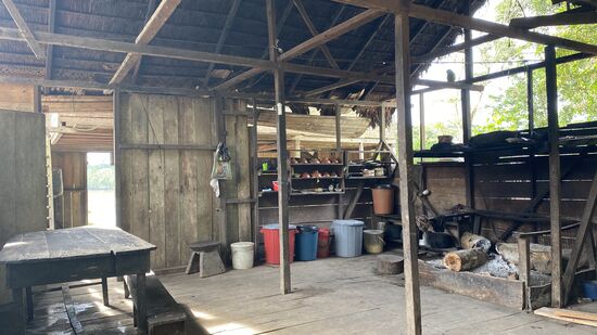 Links der Esstisch und neben der Feuerstelle die Küchenregale mit dem Geschirr.
Es gibt nur maximal 4 Teller und Tassen—alles wird herumgereicht