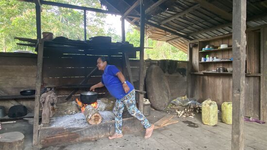 So lebt man hier: mit offenem Feuer mitten im Haus. Einem Holzhaus—wohlgemerkt