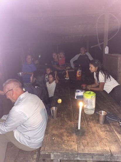 Das nächste Highlight für die Kinder sind die großen Plastiksäcke mit unseren Vorräten—sie stürzen sich auf alles Essbare. Mit Genuss verschlingen sie die pappigen Brötchen, die wirklich nach nix schmecken-kein Vergleich zu unseren!