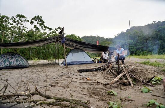 Es hat reichlich geregnet in der Nacht, aber wir sind dank der Planen trocken geblieben