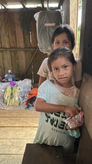 Es wimmelt hier nur so von Kindern—wir steigen nur schwer durch, aber jeder bekommt etwas