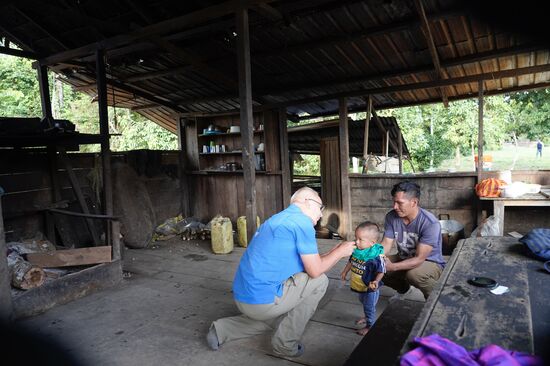Der Kleine von Amandas 3. Sohn Lenin, bekommt auch ein Shirt