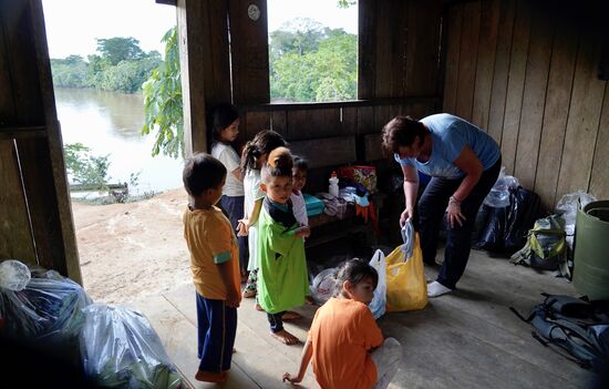 Alle Kinder umringen mich, aber warten geduldig bis sie auch etwas bekommen