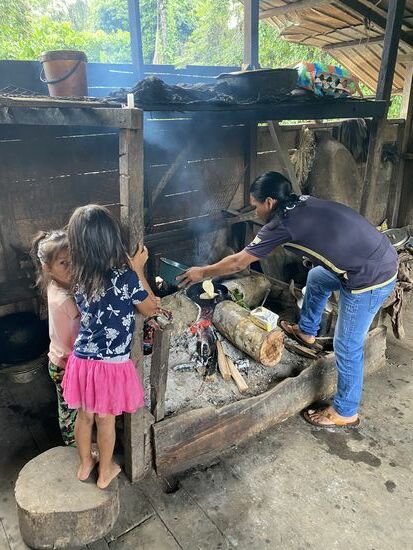 Die Kinder schauen geduldig zu wie Delfin Pancakes für uns macht