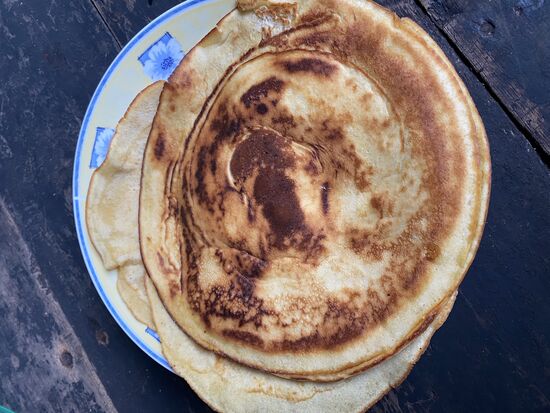 Aus Mehl, welches wir mitgebracht haben, Trockenmilch und Wasser und Eiern—die Pancakes sind unglaublich lecker und fluffig!!