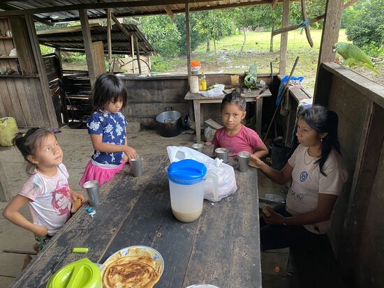 Dann gibt es „Collada“—das ist ein Getränk aus Milch und einem Getreide und Zucker—auch alles von uns mitgebracht—alle stürzen sich darauf!
Es so ähnlich wie „Porridge“-aber ganz flüssig zum trinken