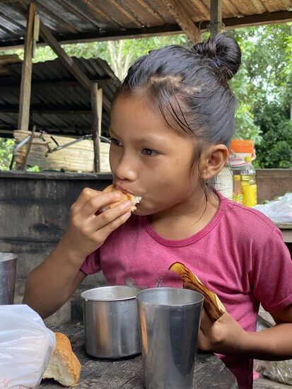 Sie warten geduldig, bis wir fertig mit unseren Pancakes sind, dann bekommt auch jeder davon ein Stück