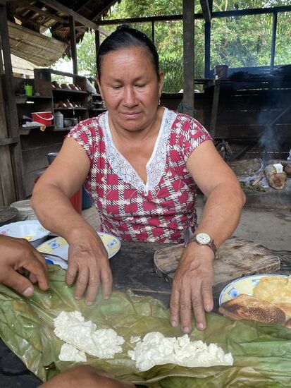 Das ist Käse, ich meine, Amanda hat ihn selber gemacht—Thomas meint er war fertig und auch in unserem Gepäck—jedenfalls kam er aus einem Bananenblatt warm vom Feuer