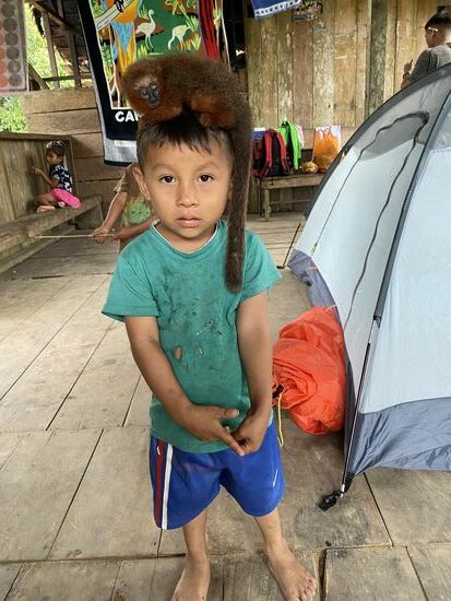 Hier sieht man unsere Schlafstelle—und wieder den kleine Junge mit seinem Affen—
Von so einem Haustier träume ich a auch…