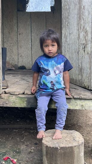 Nach stundenlangem frühstücken hört es mal auf zu regnen und wir packen gegen 10.30 Uhr wieder unsere Sachen. Es geht weiter auf den Fluss —Amanda kommt mit—sie soll für alle kochen. Anordnung von Yaku-