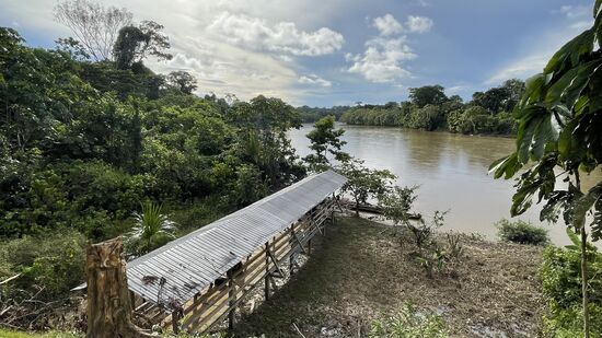 Wieder alles runterschleppen durch Matsch und Schlamm..aufs Boot..