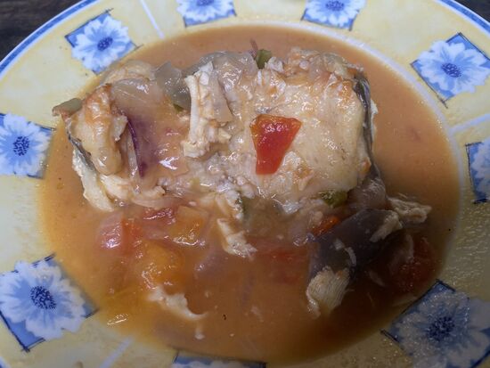 Die Männer stürzen sich mit Begeisterung auf das Fisch-Frühstück-wir probieren natürlich auch und es schmeckt wirklich gut—allerdings nicht zu dieser Zeit…