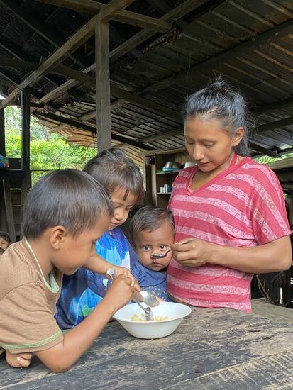 Wir bekamen auch noch Rührei—und die Kinder stürzen sich mit Begeisterung auf die Reste