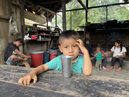 Eine andere Lieblingsbeschäftigung der Männer ist, sich ständig an den Füßen rumzupulen, wie hier William im Hintergrund…