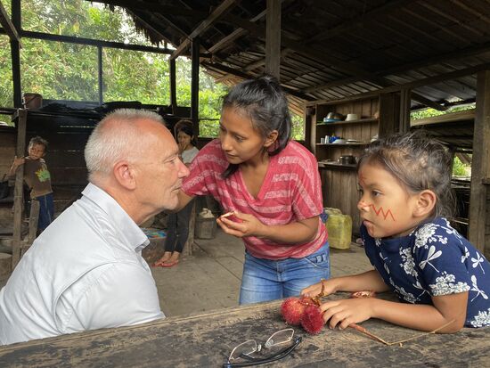 Wir werden alle bemalt—da rechts sieht man auch die Früchte—