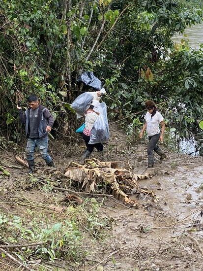 Und wieder wird alles durch dem Schlamm zum Boot geschleppt