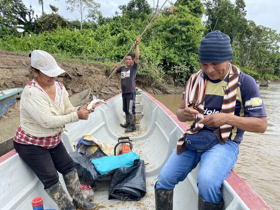 Nie untätig sein, ist die Devise von Amanda und bereitet schon wieder Fische zu