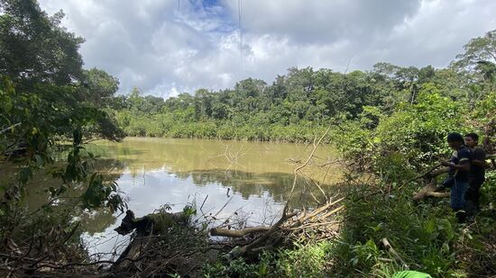 Hier wird nun geangelt—in dieser Lagune gibt es Piranhas….