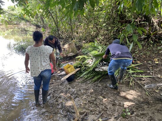 Da sind schon einige Frauen am fischen—sie haben auch schon sehr viel gefangen.